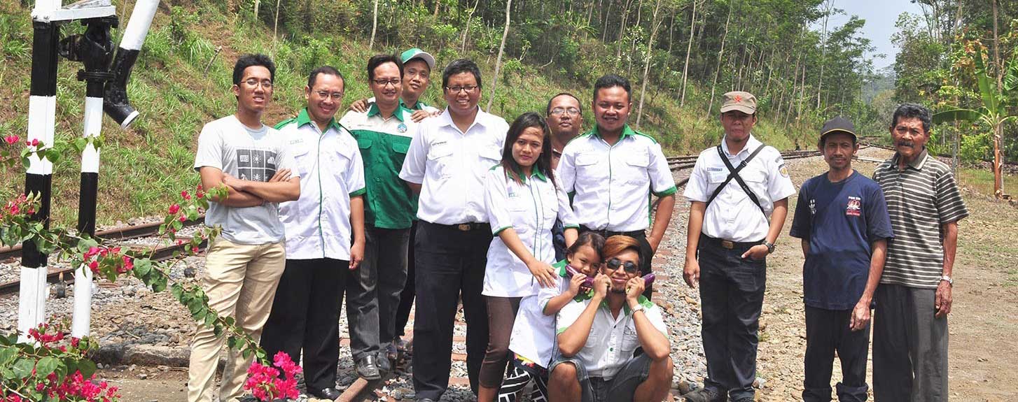 Membersihkan Corong Air untuk Kereta Uap Bersejarah