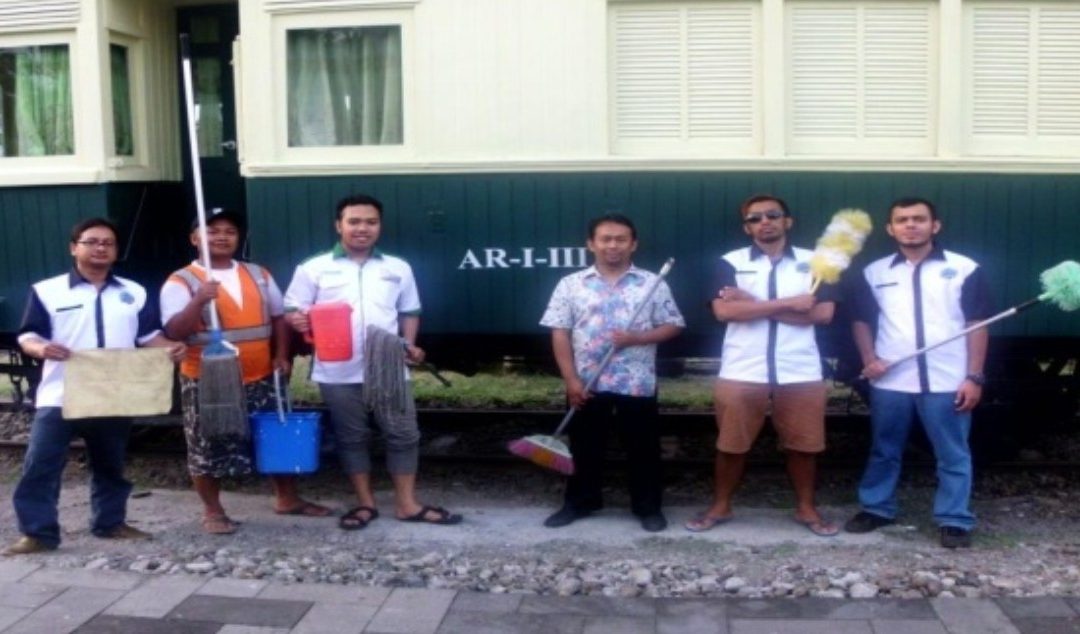 Bersih-bersih Gerbong Kayu di Museum KA Ambarawa