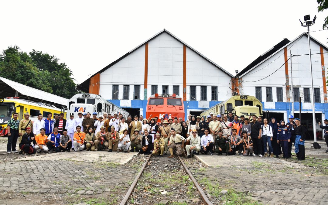 IRPS Surabaya dan KAI Peringati 100 Tahun Depo Sidotopo, Hadirkan Lokomotif “Vintage Livery” Merah-Biru