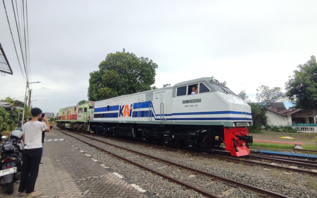 Ganti Penampilan, Lokomotif CC2030203 Keluar Balai Yasa Yogyakarta Usai Perawatan