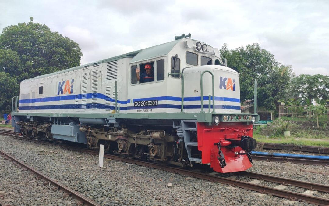Lokomotif CC2040301 Kembali Kenakan Livery Putih Dua Garis Biru