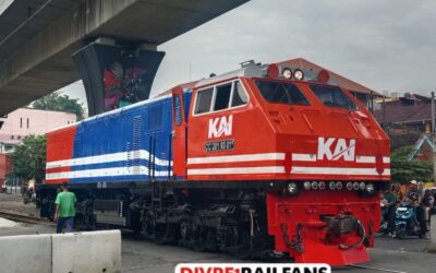 Lokomotif CC2019301 Tetap Kenakan Livery Merah-Biru, Tapi Garis Putihnya Dua
