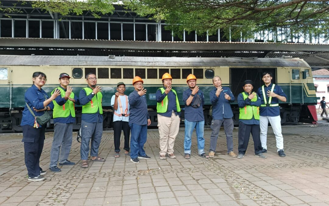IRPS Semarang Bersih-Bersih Lokomotif Legendaris CC20015 dan BB20008